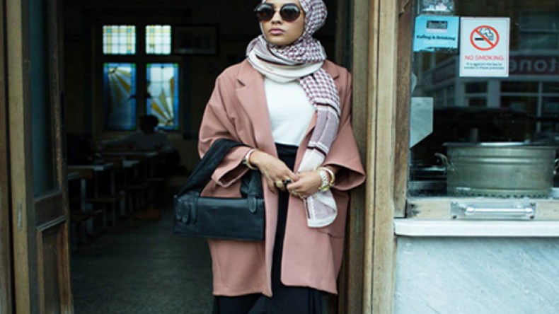 ظهور محجبة في إعلان لشركة أزياء عالمية يثير الحماس