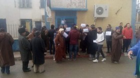 سكان ديرة يغلقون مركز البريد ويطالبون بالتحقيق