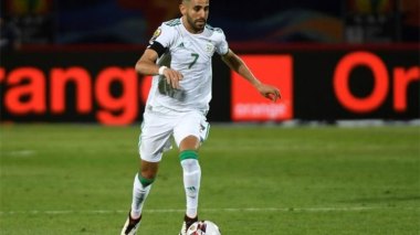 شاهد.. رياض محرز ملك الكونترول يتفنن في مداعبة الكرة