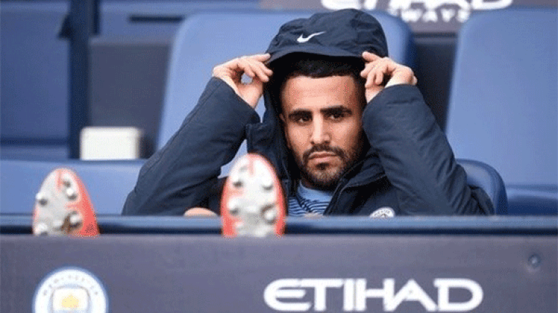 محرز على دكة البدلاء خلال مواجهة تشيلسي في “البريمرليغ”