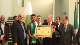 بوتفليقة يُكرّم محرز بجائزة “الأداء الاستثنائي”