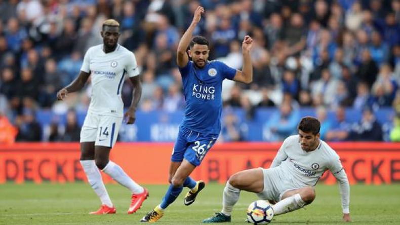 Les joueurs de Leicester empêchent Mahrez de tirer un penalty