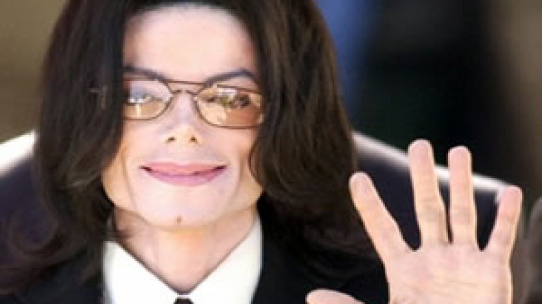 “أطباء مايكل جاكسون مشعوذون استثمروا في وسواسه وسمّموه بالعقاقير”