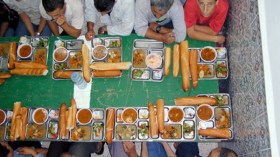 انتهازيون يزاحمون الفقراء في موائد الإفطار..ليدخروا أموالهم!