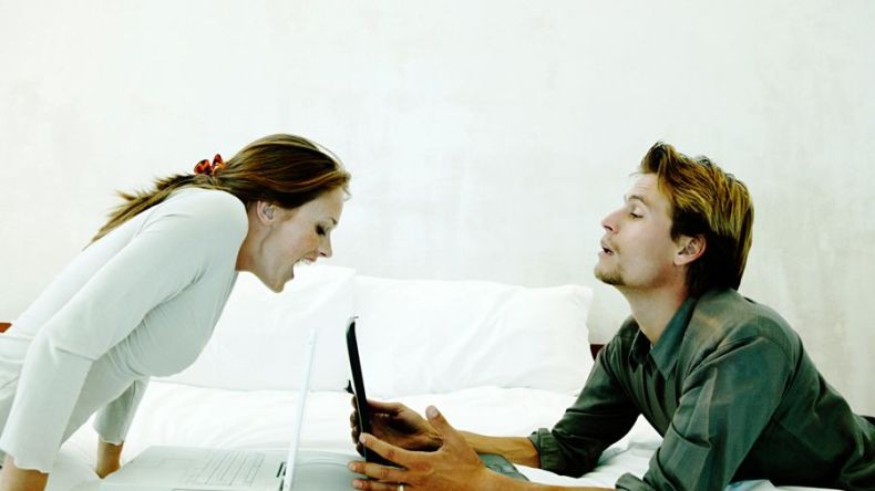 هل يحق للزوج الإطلاع على البريد الإلكتروني للزوجة؟