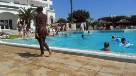 الجزائريات يفرضن الحجاب على الشواطئ والمسابح التونسية