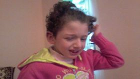 تضرب نفسها بكل قوتها حتى يسيل دمها.. من يساعدها؟!