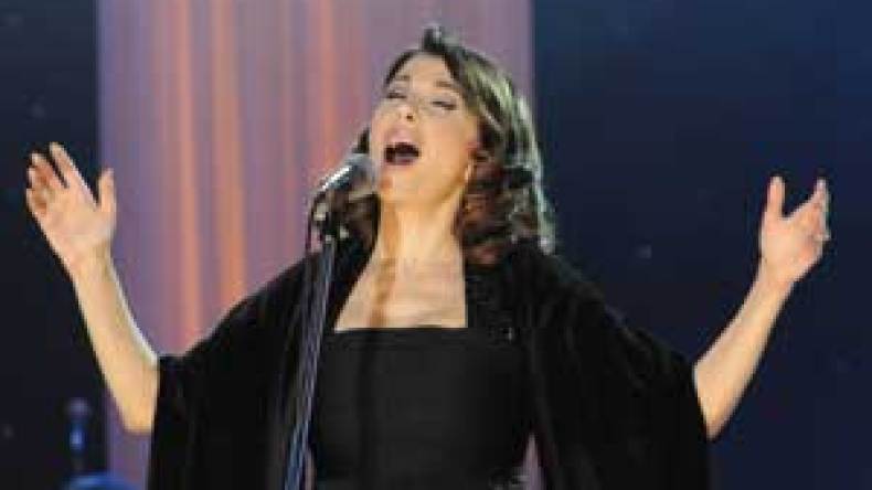 الجزائريون يغزون »العراب« تضامنا مع ماجدة الرومي