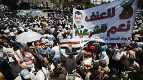 اندلاع اشتباكات بين مؤيدي ومعارضي مرسي في القاهرة