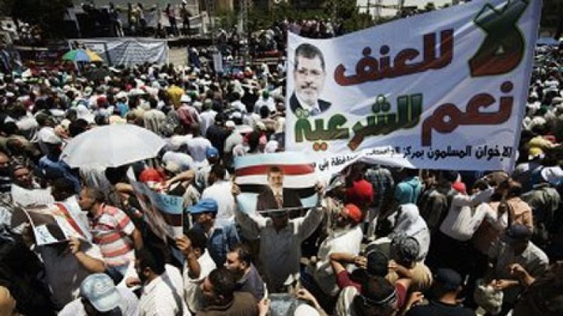 اندلاع اشتباكات بين مؤيدي ومعارضي مرسي في القاهرة
