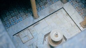 نصب بني من بقايا قصور القصبة السفلى