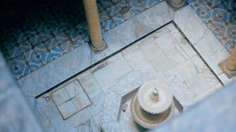 نصب بني من بقايا قصور القصبة السفلى