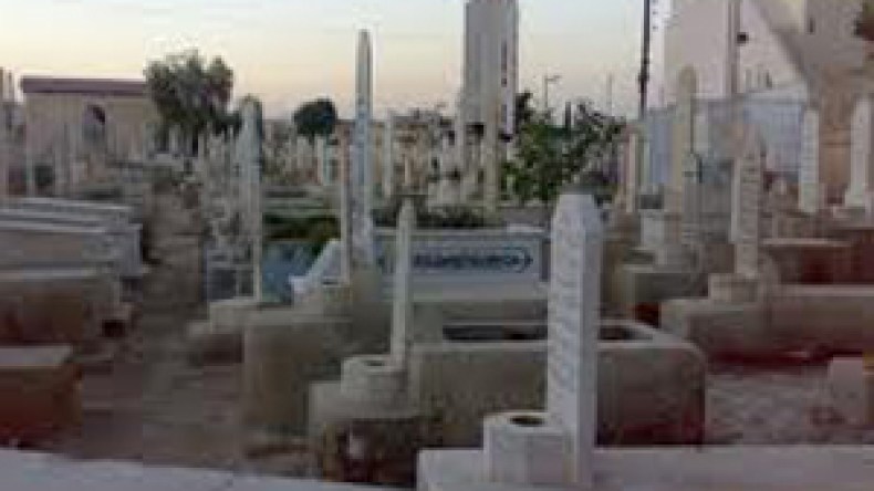 عجوز‭ ‬في‭ ‬التسعين‭ ‬تسكن‭ ‬مقبرة‮ ‬لتجاور‭ ‬ولدها‭ ‬المتوفى