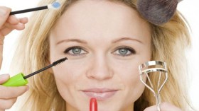 كيف تبدين أصغر بالمكياج؟