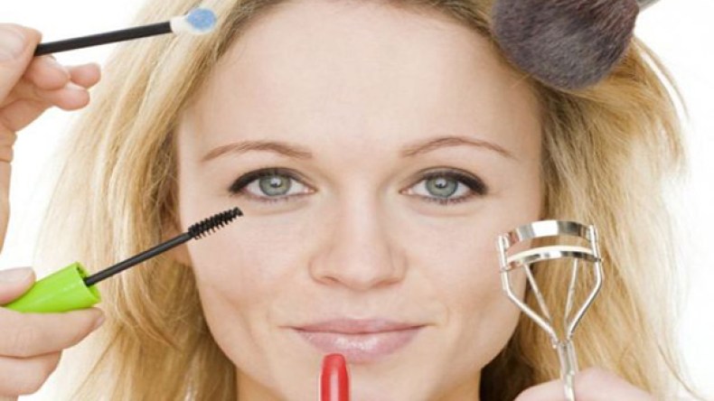 كيف تبدين أصغر بالمكياج؟