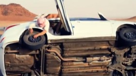 سعودي يغير عجلات السيارة أثناء سياقتها