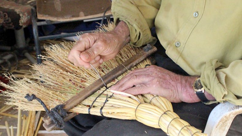 المكانس المستوردة تحيل مئات المكفوفين على البطالة