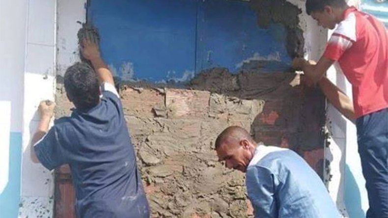 مواطنون يغلقون مدخل “الجزائرية للمياه” بجدار إسمنتي في مقرة بالمسيلة