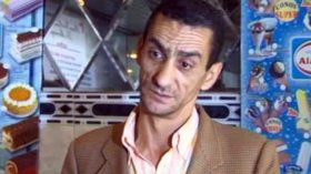 الكوميدي مقطيف محمد: يا والي وهران.. عائلتي تقيم على سطح عمارة منذ 34 سنة