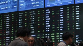 مظاهرات ضد ساركوزي وبريطانيا تجمد رواتب وزرائها