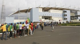 طوارئ في ملعب مالابو بسبب شماريخ أدخلها أنصار جزائريون وروراوة يتدخل