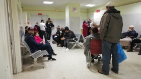 مرضى ينامون في السيارات ويفترشون الطرقات في انتظار مواعيدهم الطبية