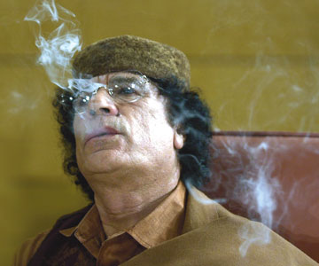 Libye : il les a traités de «rats» et de «microbes», le «fou» Kadhafi menace de recourir à une répression «sauvage» contre son peuple