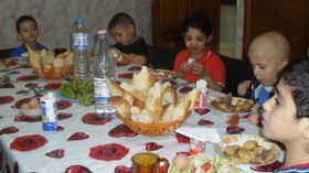 أطفال يصارعون الموت بالابتسامة والدعابة رغم السرطان