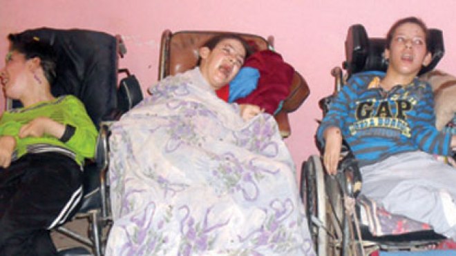 عجوزان يتكفلان بثلاث معوقات حوّلهن المرض إلى جثث هامدة