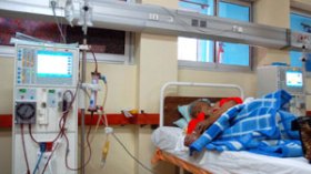 مرضى يموتون بالمستشفيات بسبب ندرة الأدوية والمواد الأساسية