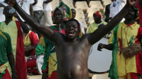 جماهير  مالاوي  تخلع  ملابسها  فرحاً  بإسقاط  الجزائر