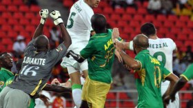 مسؤولو الكرة المالية يزعمون أن الفيفا انحازت للجزائر