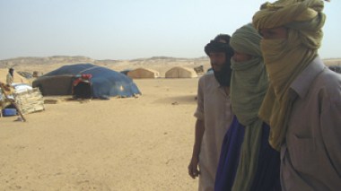 Des familles maliennes et nigériennes fuient vers l’Algérie