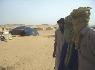 Des familles maliennes et nigériennes fuient vers l’Algérie