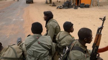 Mali: Paris demande aux groupes armés de déposer les armes