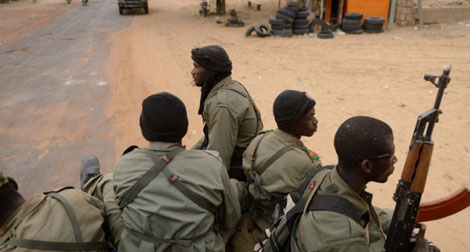 Mali: Paris demande aux groupes armés de déposer les armes