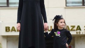 أجمل إطلالات الأمهات مع بناتهن بنفس الملابس