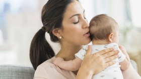 نصائح للأمهات الجديدات للتخفيف من مغص أطفالهن