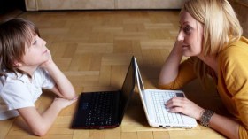 أمهات يعرضن أطفالهن للخطر على شبكات التواصل الاجتماعي