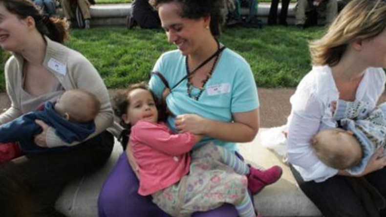 دراسة: الأمهات الفرنسيات لا يرضعن طويلا