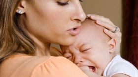 أغرب 5 حيل لإسكات بكاء الرضيع على الفور