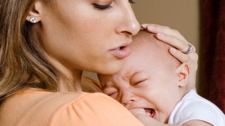 أغرب 5 حيل لإسكات بكاء الرضيع على الفور