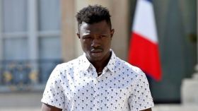 Il a sauvé un enfant: Macron naturalise un migrant malien