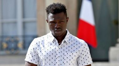 Il a sauvé un enfant: Macron naturalise un migrant malien