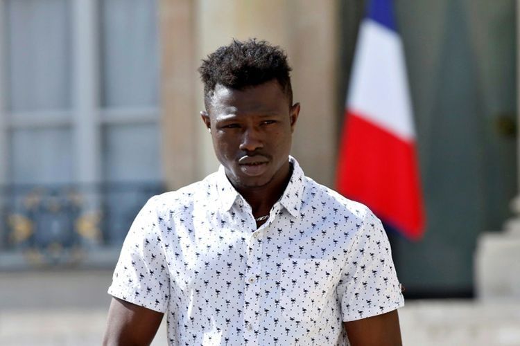 Il a sauvé un enfant: Macron naturalise un migrant malien