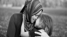 الأم ريحانة الدنيا وبهجتها