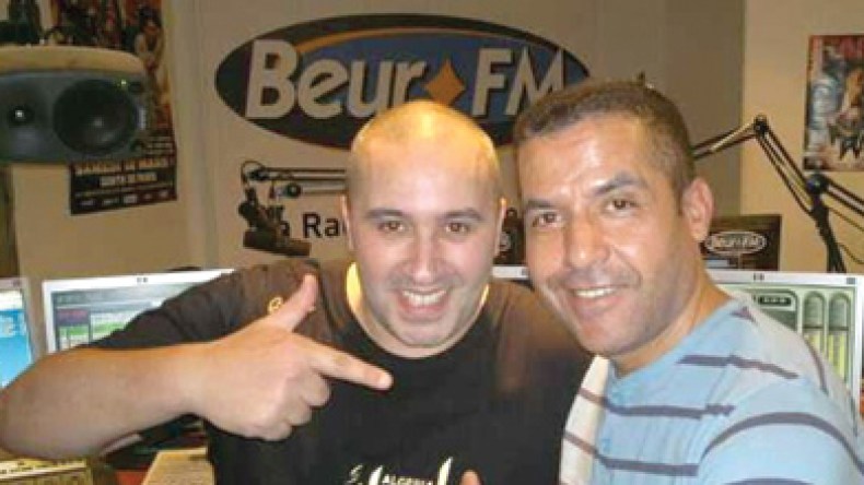 مامي ينتقل عبر طاكسي ولا يعرف شيئا عن الفايسبوك