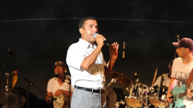 مامي:خالد تخلى عن الجزائر في سنوات المحنة وعاد اليوم ليتغنى بالوطنية