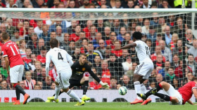 “الشياطين الحمر” يسقطون لأول مرة في معقلهم في افتتاح “البريمرليغ” منذ 42 سنة