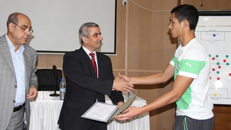 وزير الرياضة يمنح “محاربي” المونديال شهادات تدريب “درجة أولى”